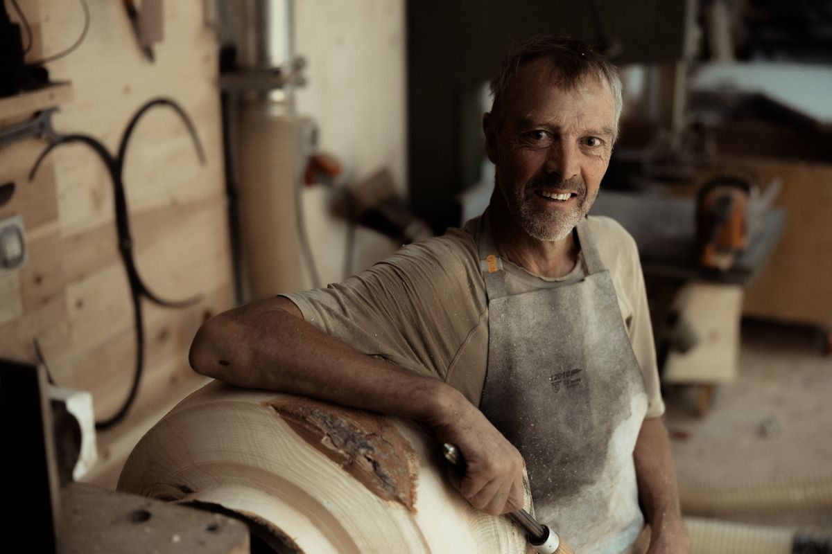 The artist with a piece in the workshop