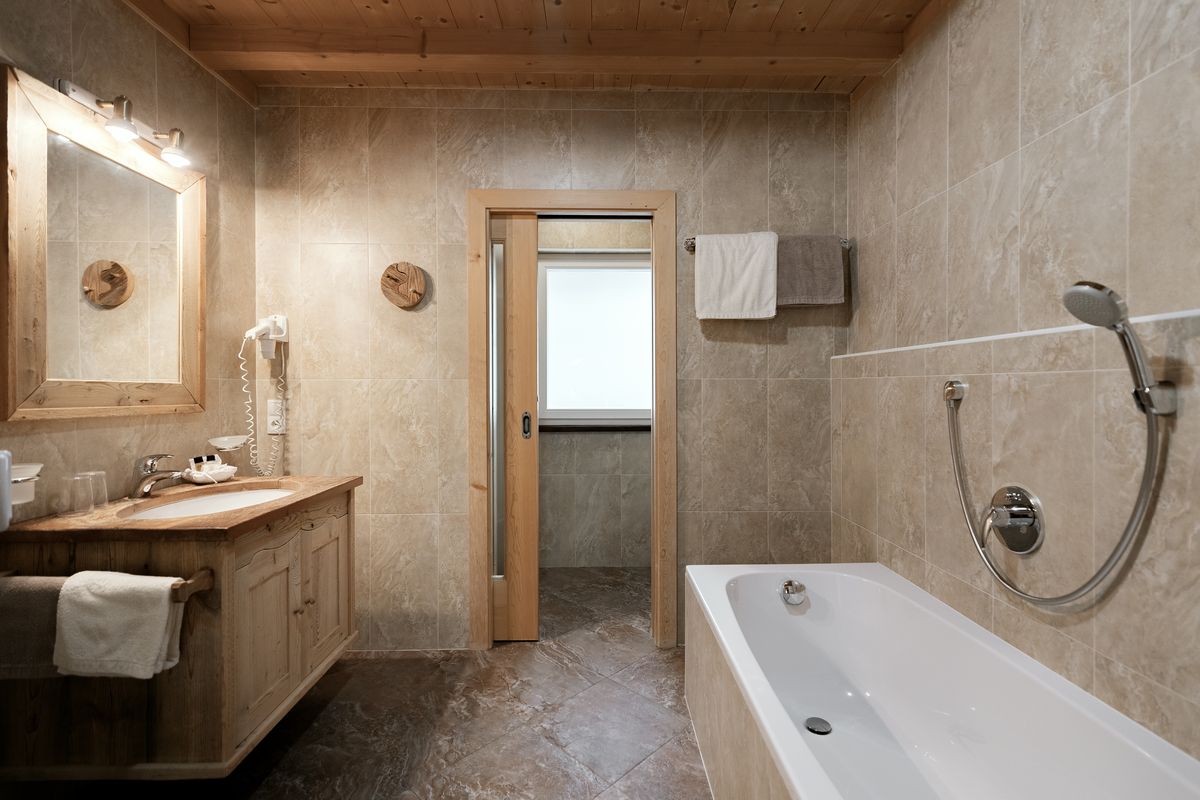Bad mit Badewanne und Holzmöbeln
