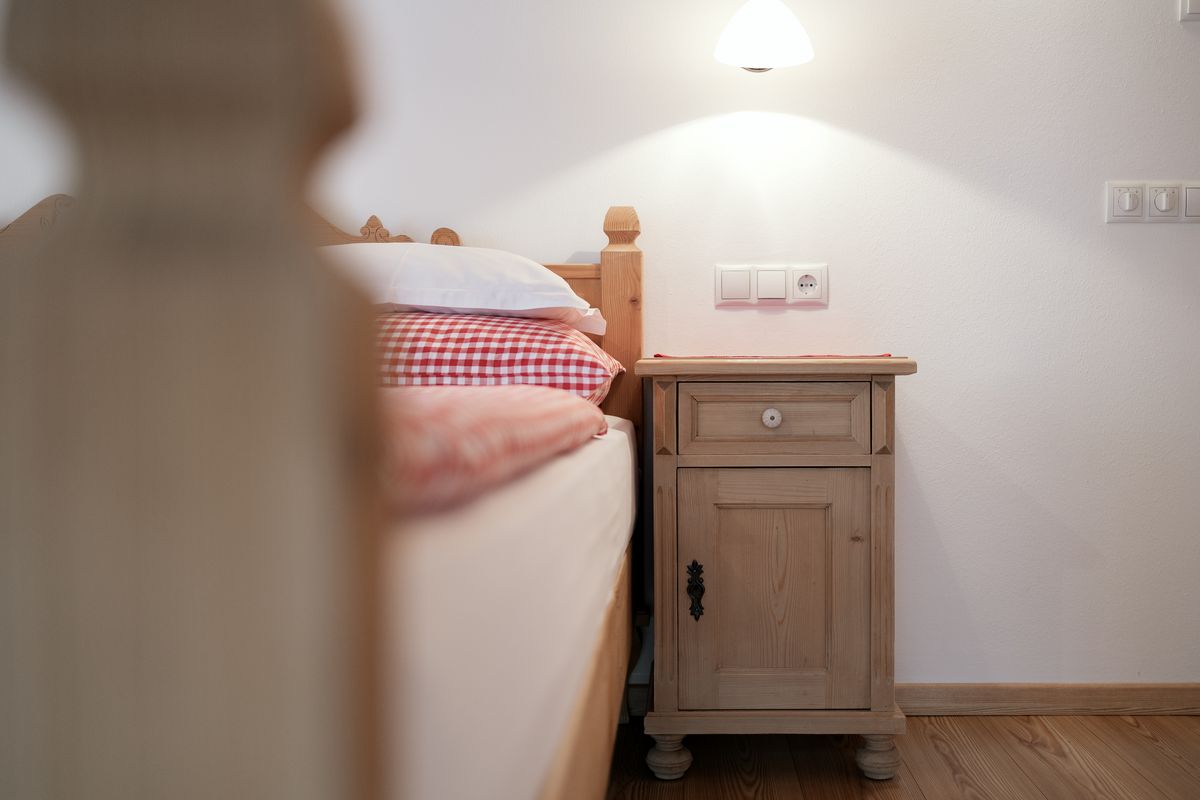 Bett und Nachtkästchen im Detail