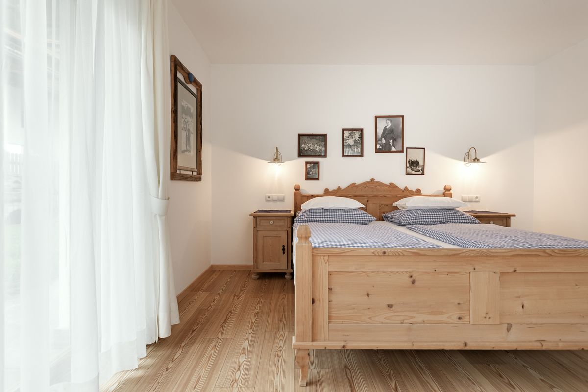 Schlafzimmer mit karierter Bettwäsche