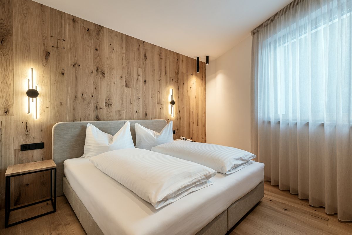 Bedroom with oak wall