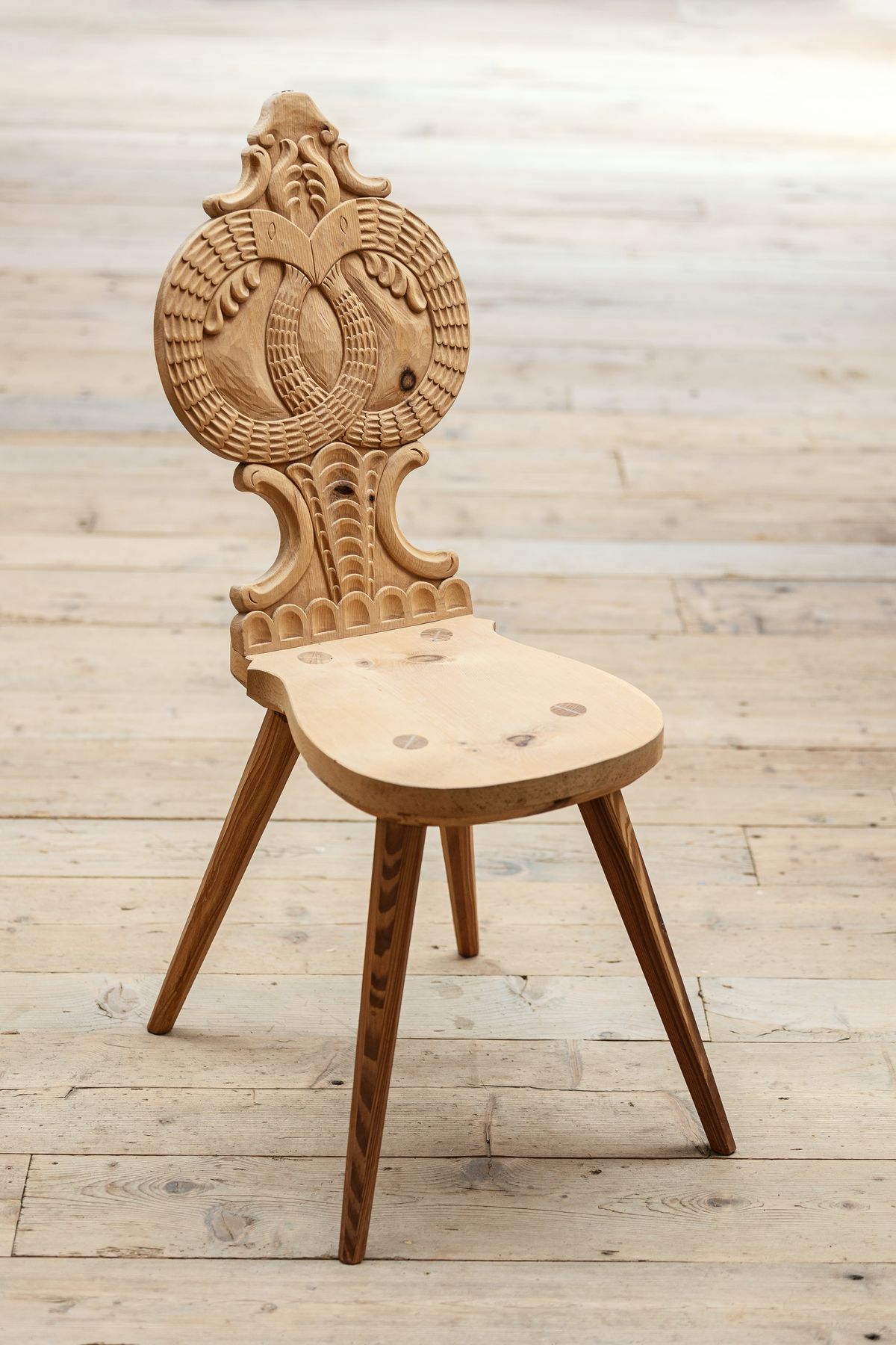 Carved chair with a round ornament