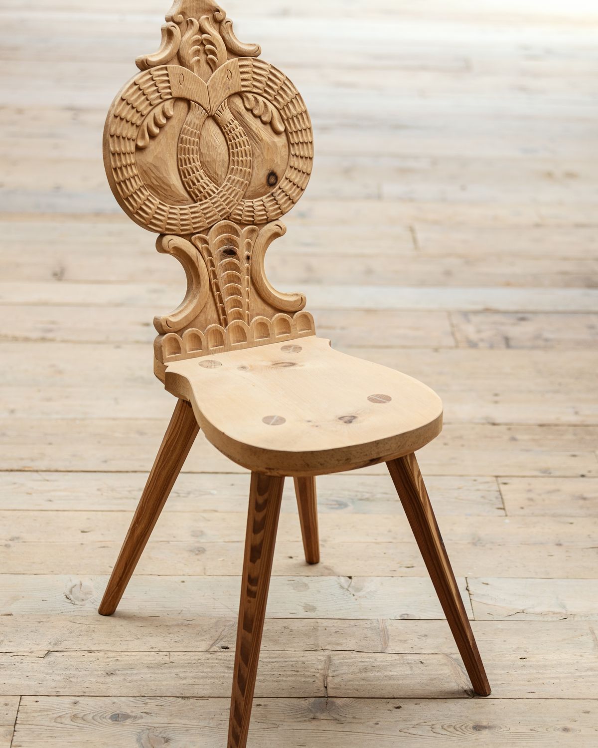 Carved chair with a round ornament