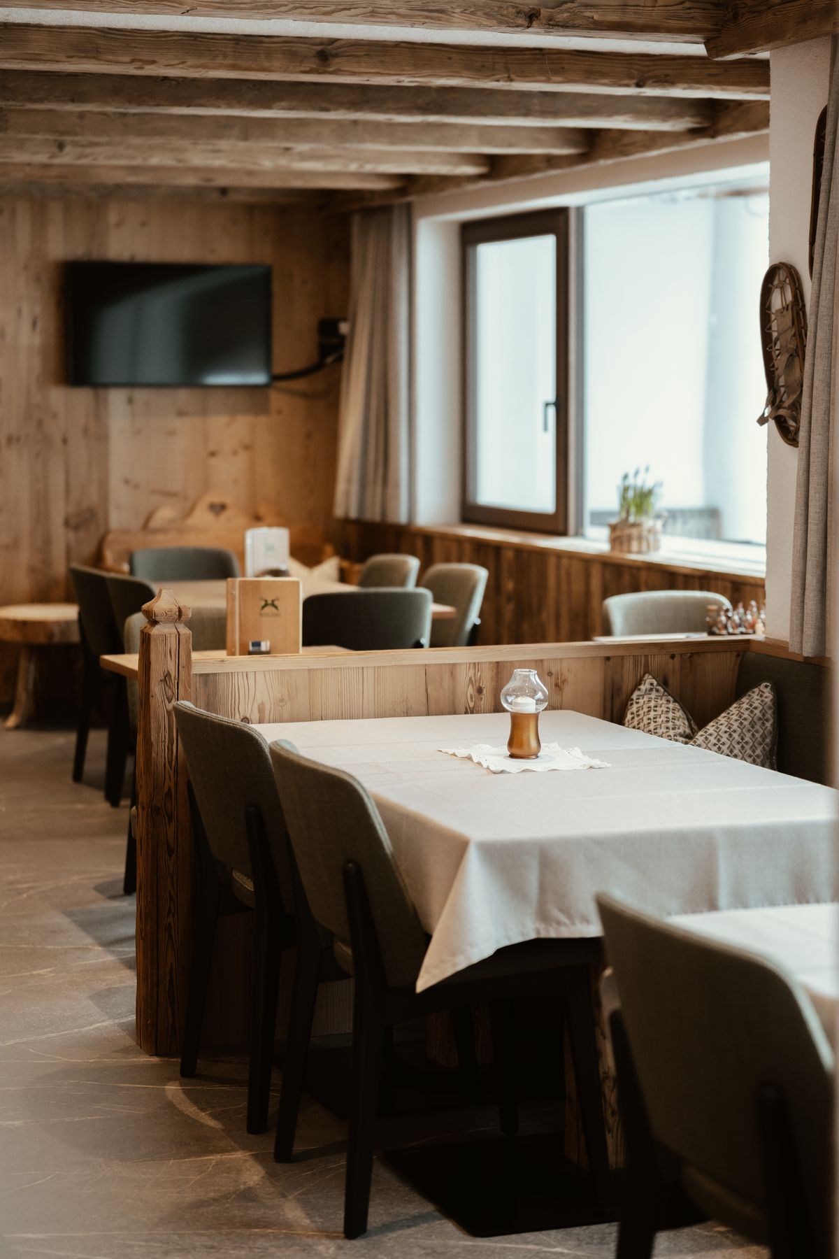 Set tables in the parlour
