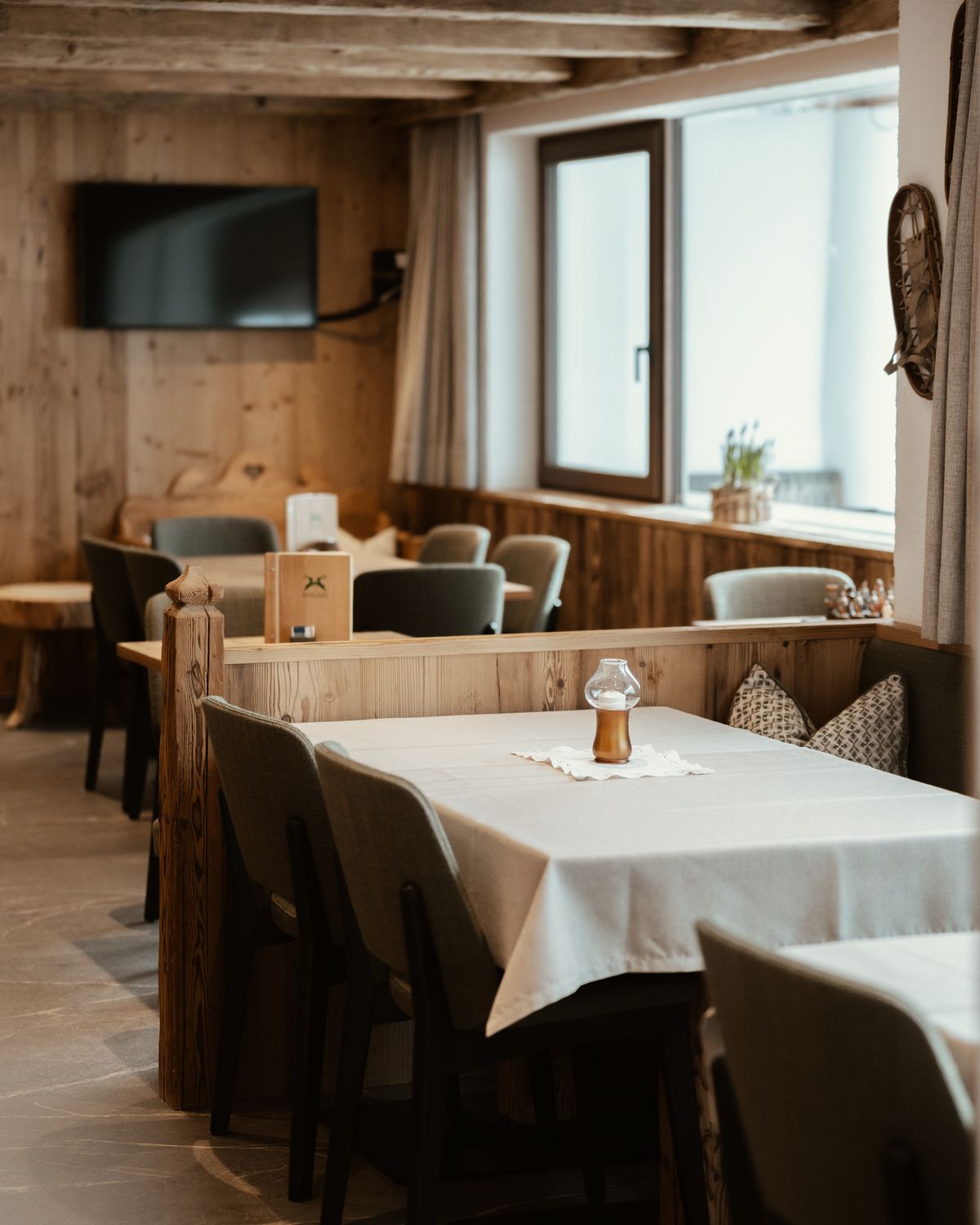 Set tables in the parlour