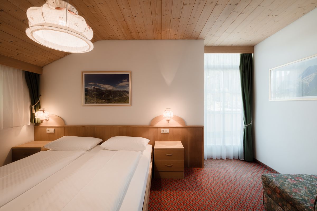 Double room with balcony door
