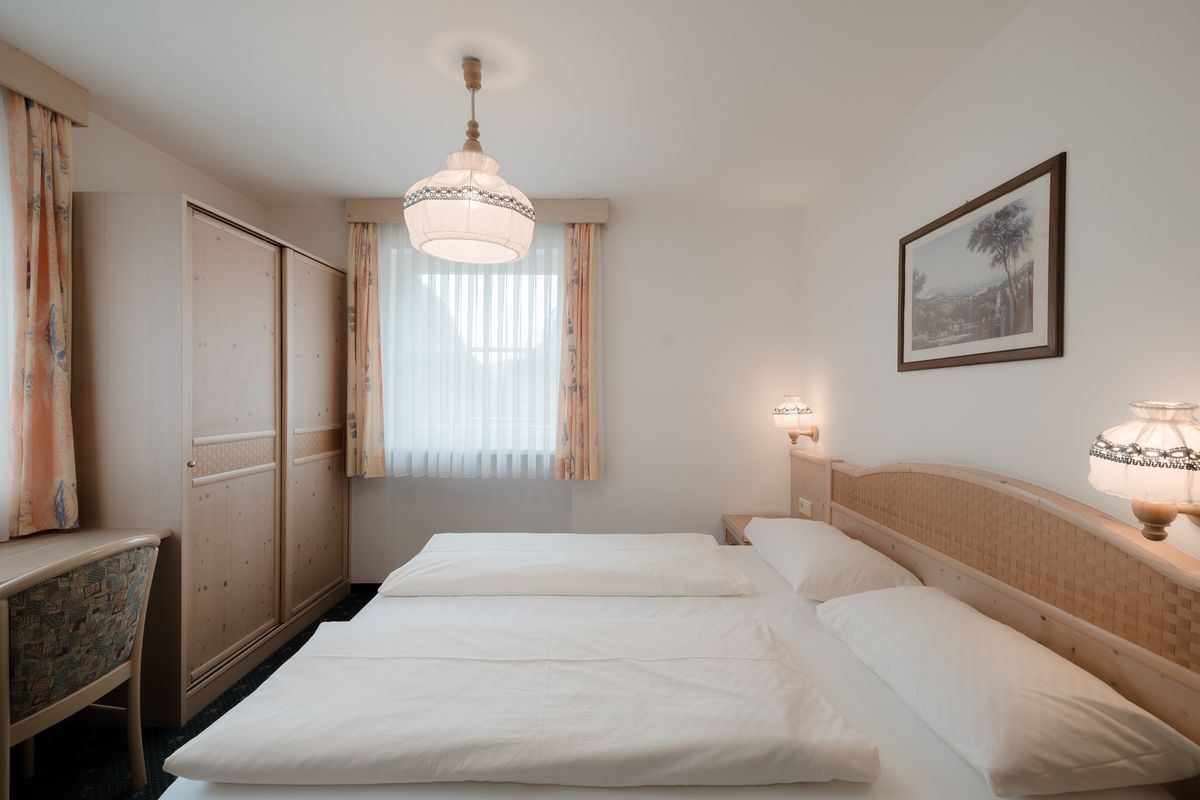 Double room with wooden headboard