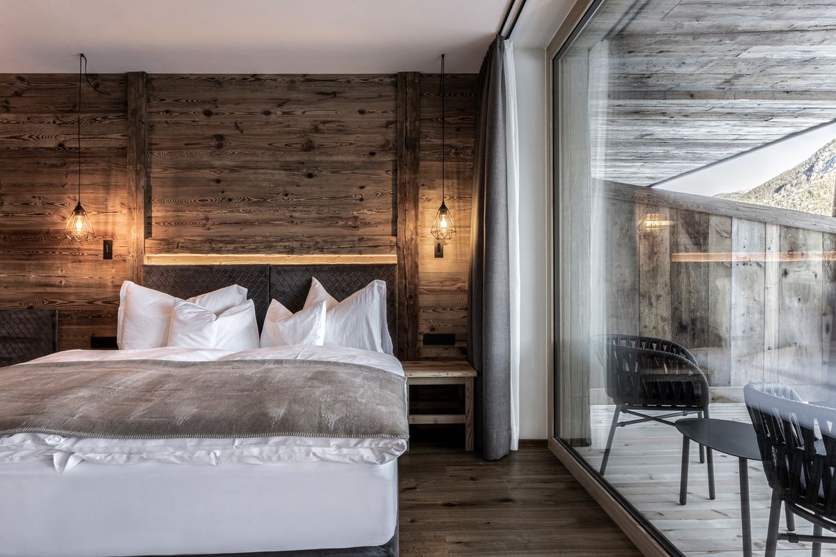 Double room with reclaimed-wood wall and balcony