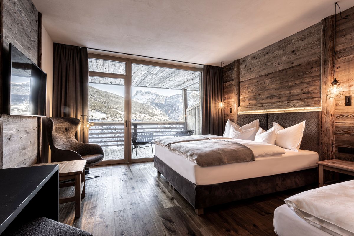 Room overlooking the snowy valley