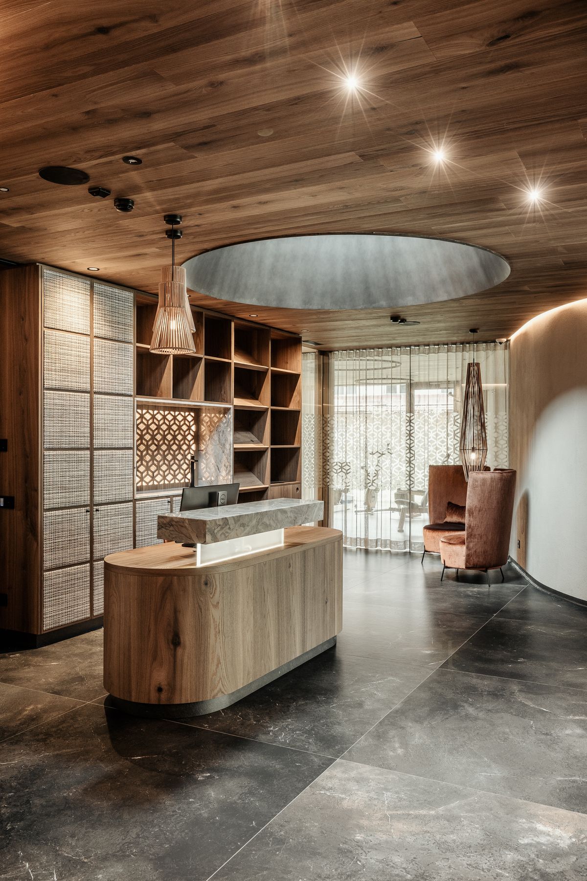 Lobby with wooden ceiling and round skylight