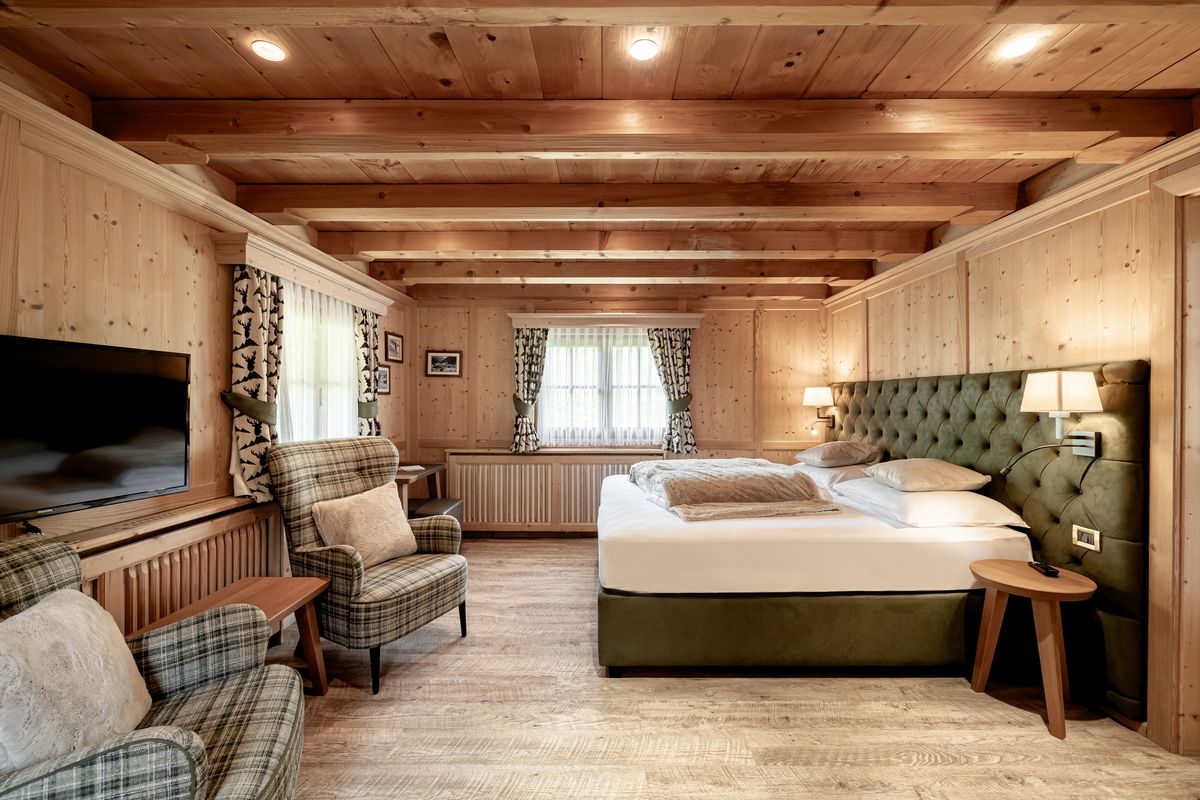 Suite with wooden ceiling and seating area