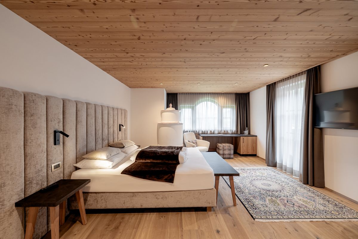 Room with bed, rug and window front