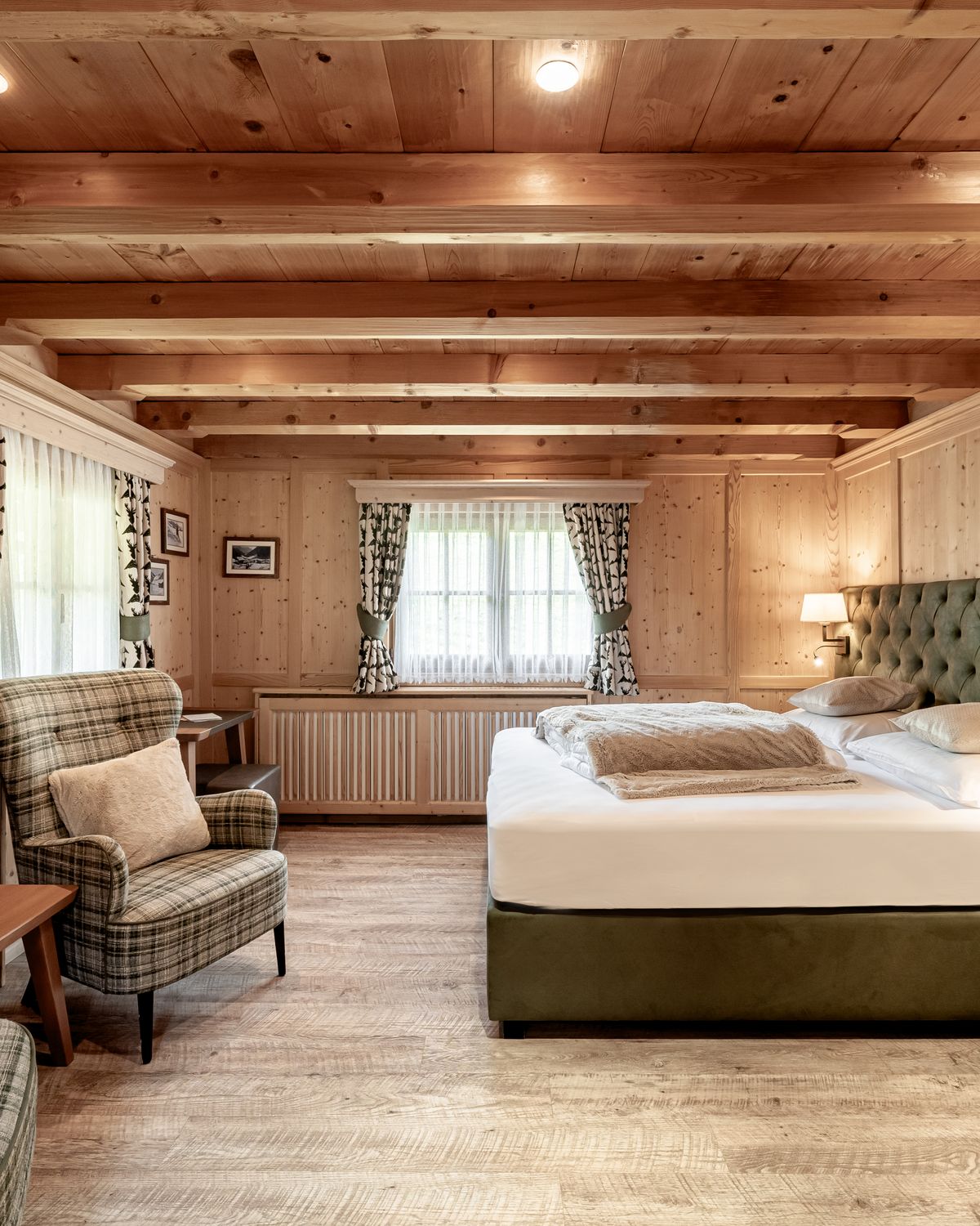 Suite with wooden ceiling and seating area