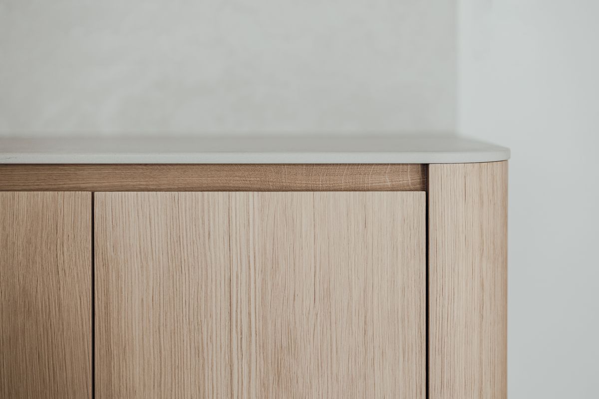 Base cabinet with oak front