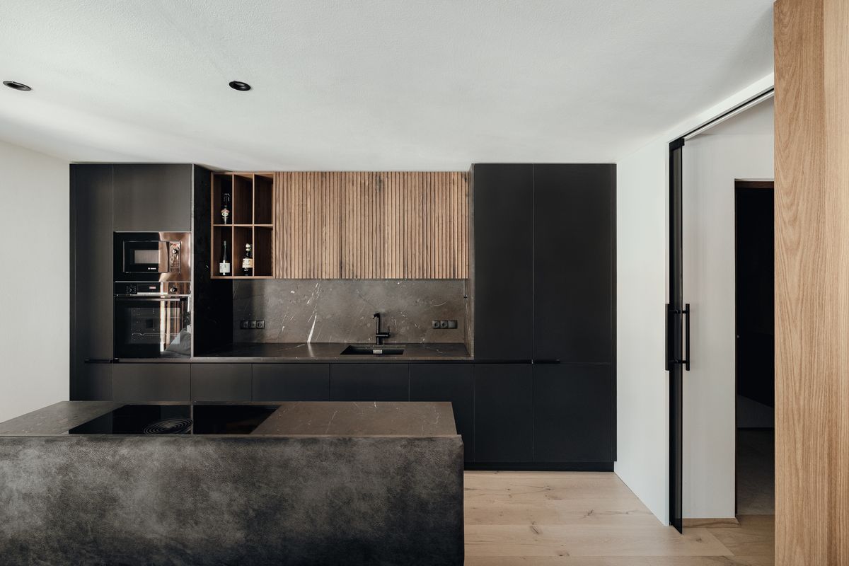 Kitchen with stone island and dark fronts