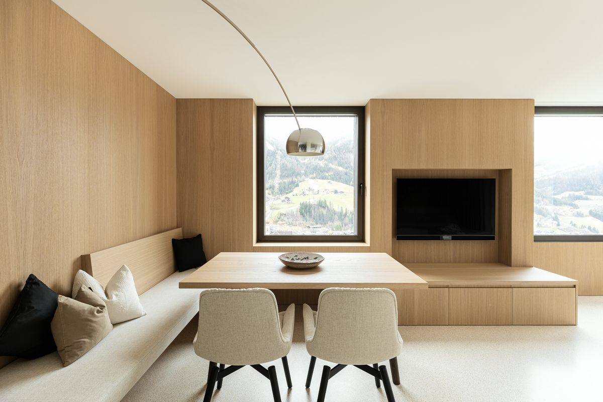 Living room with corner bench and TV