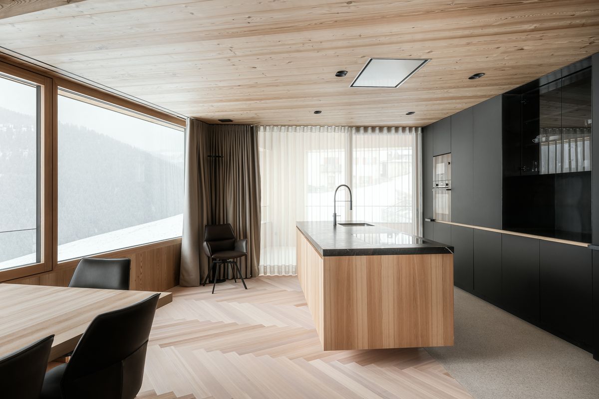 Kitchen-living room with island and panoramic window
