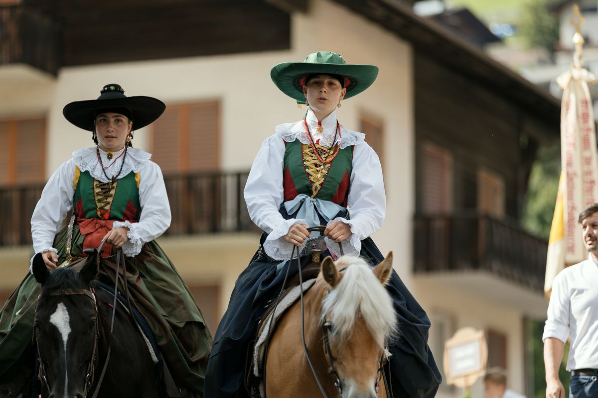 Reiterinnen in Tracht beim Festumzug