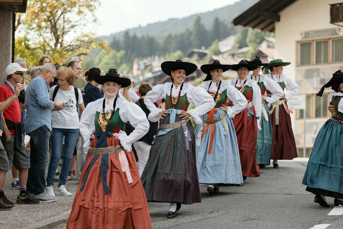 Frauen in Tracht beim Umzug
