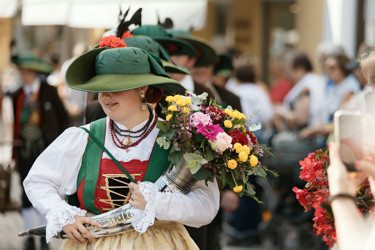 Frau in Tracht mit Blumenstrauß