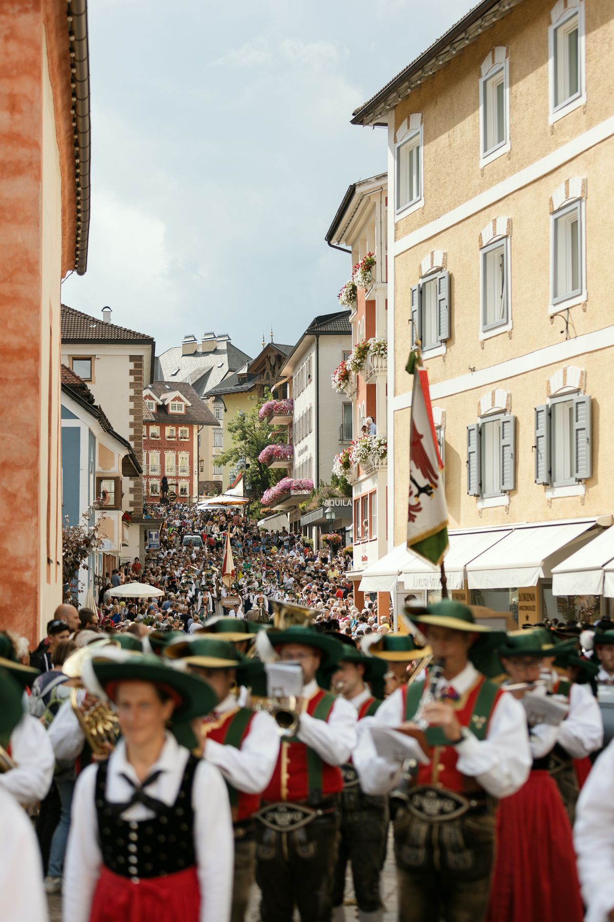 Umzug durch die Dorfstraße