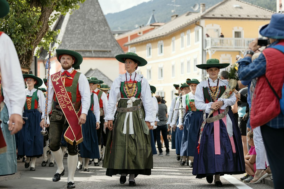 Paare in Tracht beim Umzug