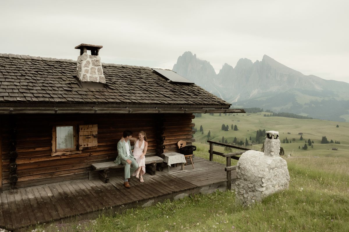 Die Baita Marie mit Blick auf Langkofel und Plattkofel