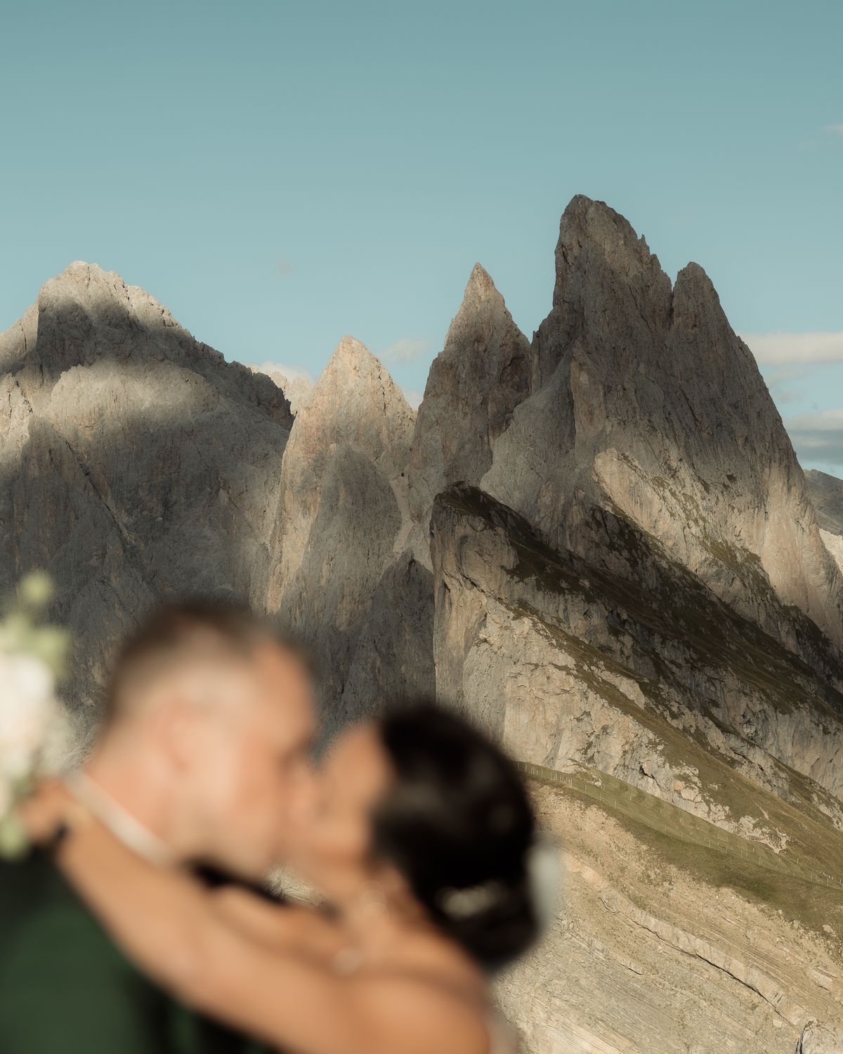 Couple kissing in front of the Odle peaks on Seceda