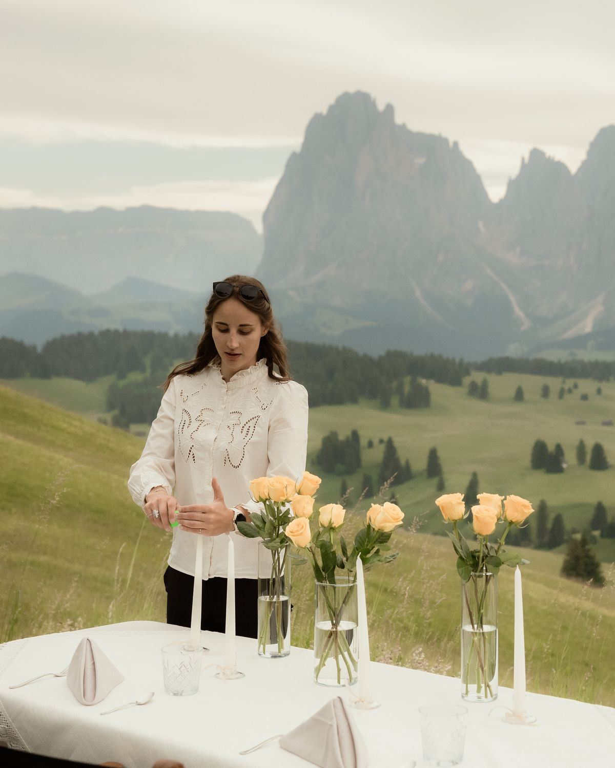 SI Events wedding planner setting the table on the Alpe di Siusi