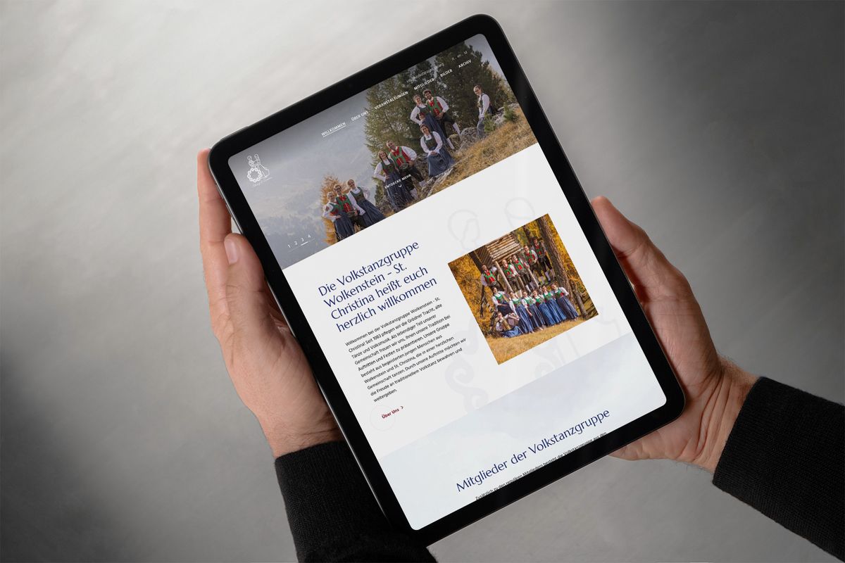 Website of the Selva-S. Cristina folk dance group on a tablet