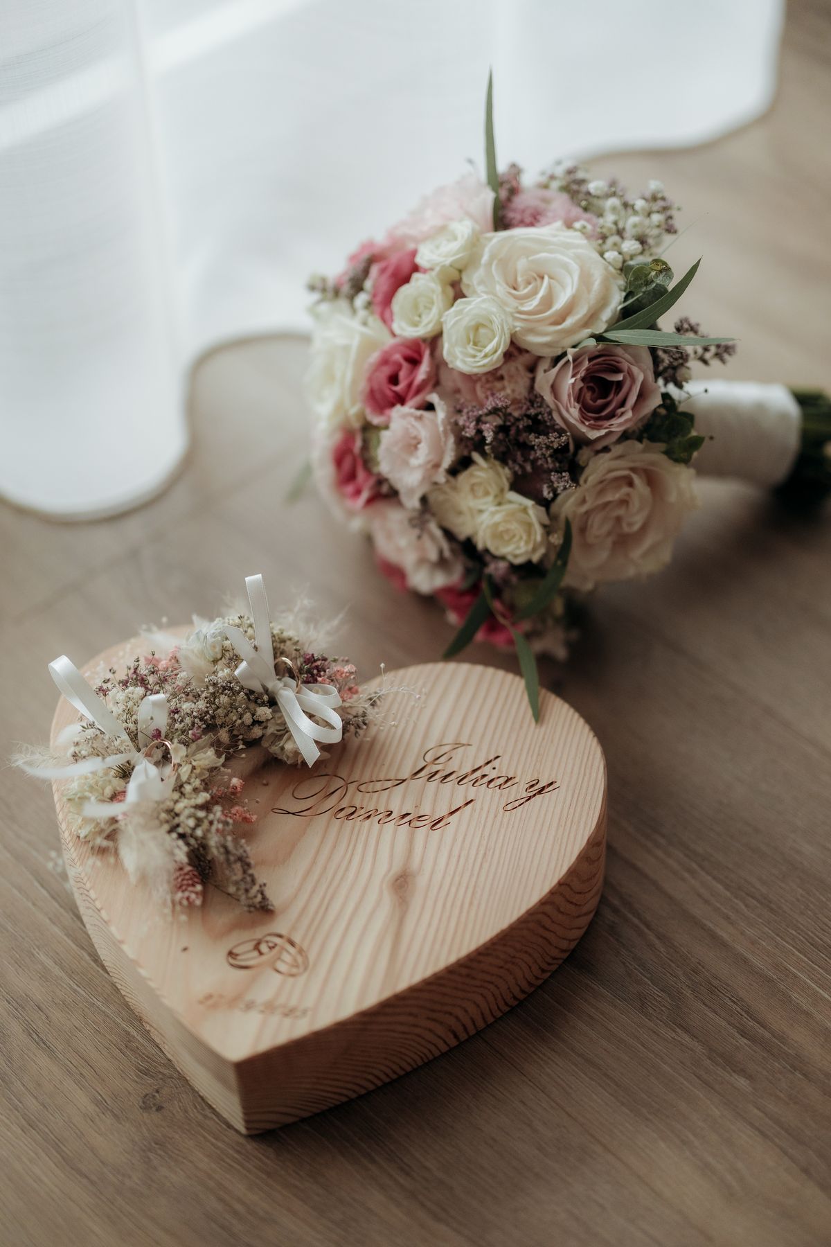 Bouquet and wooden heart with the couple’s names