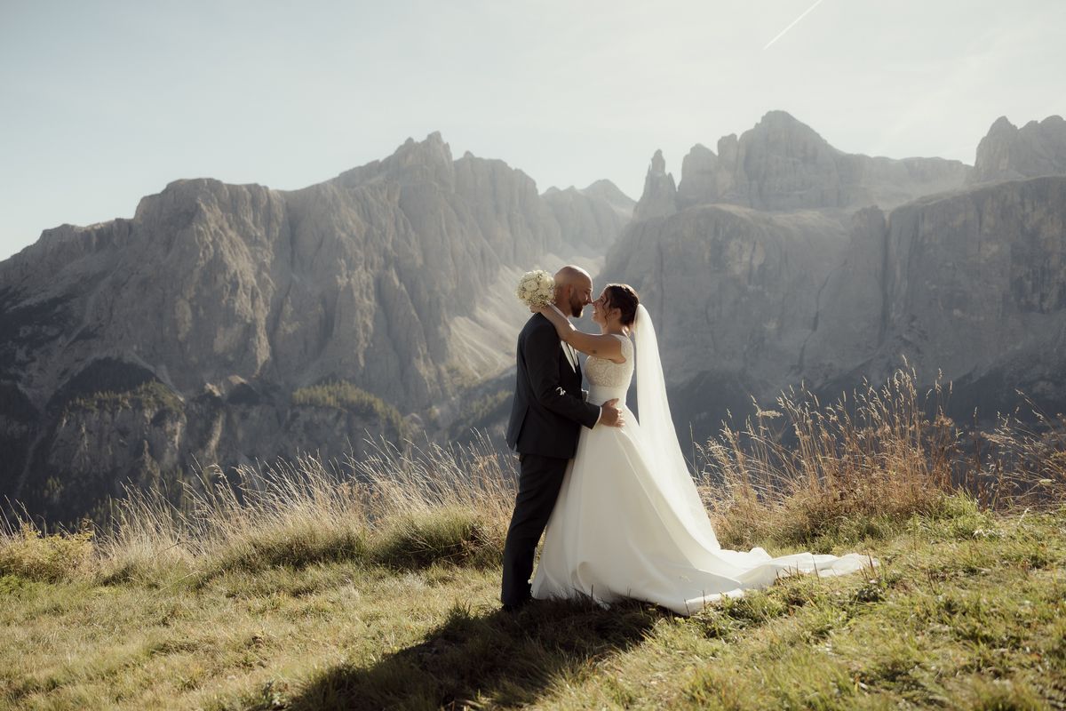 Couple kissing in front of Dolomite peaks