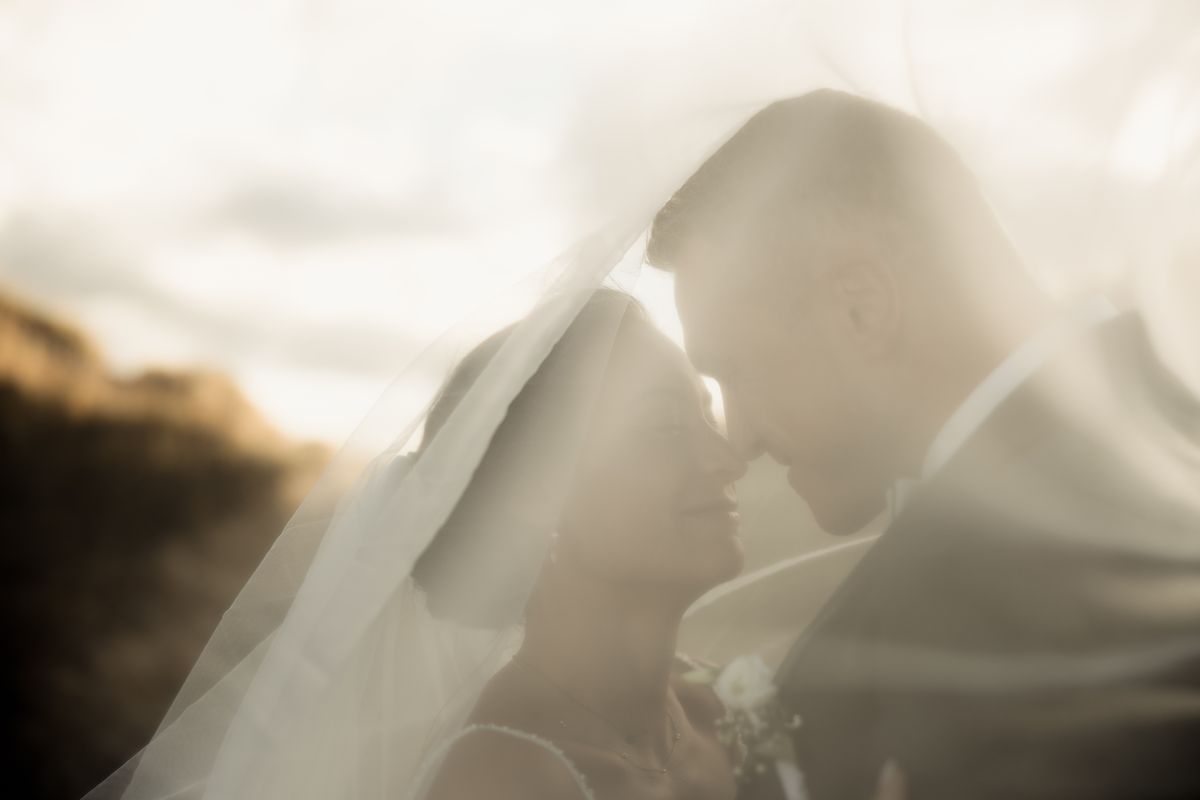 Kiss under the veil against the light